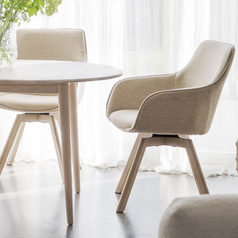 Rowico Home Alison tuoli käsinojilla vaalea beige kangas/valkolakatut tammijalat